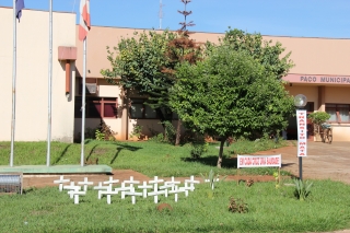 Canteiro em frente ao Paço Municipal simboliza vítimas de acidente de trânsito no município