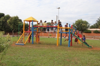 Dois playgrounds também já foram instalados em dois bairros do município. Ações fazem parte do Programa Mãos à Obra