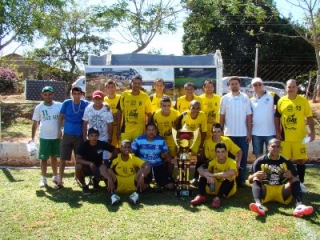 Atletas do Água Clara posam com a taça de campeão após a vitória no distrito de Arapuá