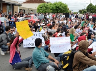  Protesto de sábado reuniu cerca de 200 pessoas no centro de Três Lagoas 