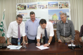 Presidente da Fiems, Sérgio Longen, assinou a ordem de serviço para o início da construção da biblioteca