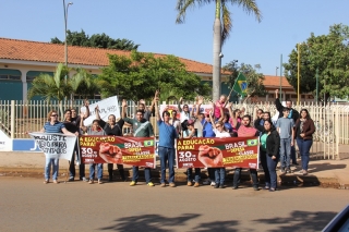 Professores de Chapadão foram às ruas em protesto