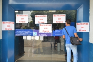 Representantes do Sindicato colaram cartazes informativos