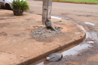Uma peça de revestimento de para lama, que está no local pode ser do veículo que bateu no poste. A peça é de um Fiat Idea