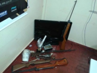 Armas, drogas, aparelho de televisão e outros objetos apreendidos durante a operação Brasilândia Segura II, nesta manhã.