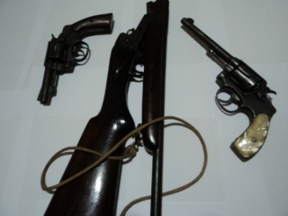 Três armas de fogo , uma espingarda calibre 36,dois revólveres calibres 38 e outro calibre 32.