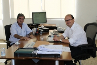 O prefeito José Robson Samara esteve na Sanesul para agradecer ao presidente, José Carlos Barbosa, as assinaturas das licitações.