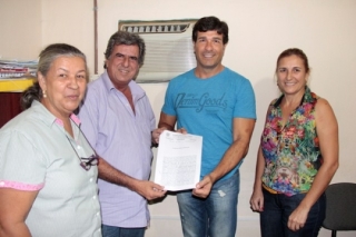 O prefeito José Robson Samara e o empresário Volney Wagner assinaram a escritura no Tabelionato Uba.