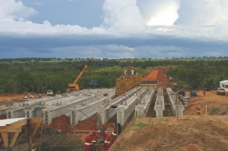 Na última semana, foi lançada a primeira viga da ponte de 120m de extensão por 12,80m de largura sobre o rio Pardo