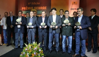 Prefeitos das oito cidades premiadas durante a solenidade, em Campo Grande 