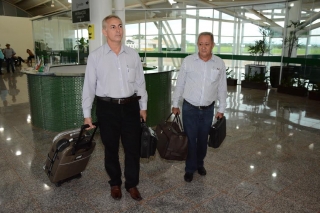 Prefeito Jorge Diogo e secretário de Finanças Valdeires no aeroporto de Três Lagoas