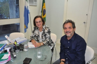 Prefeito com a Secretária de Estado de Educação, professora Maria Nilene Badeca da Costa.