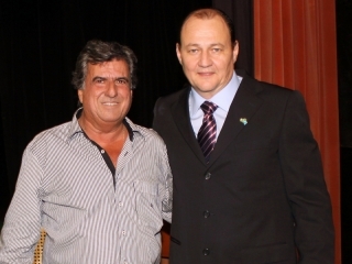 Robinho Samara e o secretário de Administração, Carlos Alberto Assis