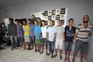 Dez integrantes da quadrilha foram apresentados pelo Garras. (Foto:Marcelo Calazans)
