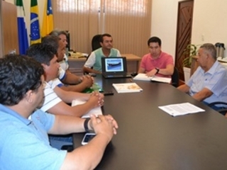 Diretores da empresa em reunião com prefeito Jaime Soares Ferreira e secretários. (Foto: Reprodução/Internet)