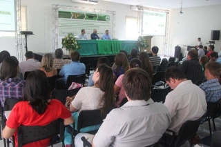 Debate entre participantes da mesa redonda sobre plantas resistentes e tolerantes à herbicidas. (Foto: Gabriel Faria)