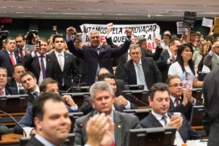 Deputados comemoram a não aprovação do parecer do relator contra a admissibilidade da PEC 171/93, que reduz a maioridade penal de 18 para 16 anos (Foto: Correio Braziliense)