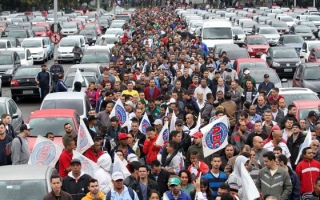 Protesto do Dia Nacional de Paralisação em frente à Volkswagen, em São Bernardo do Campo, São Paulo. (Foto: Adonis Guerra)