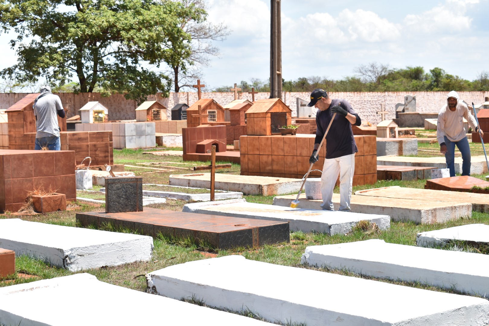 Cemitério de Selvíria passa por melhorias para o Dia de Finados