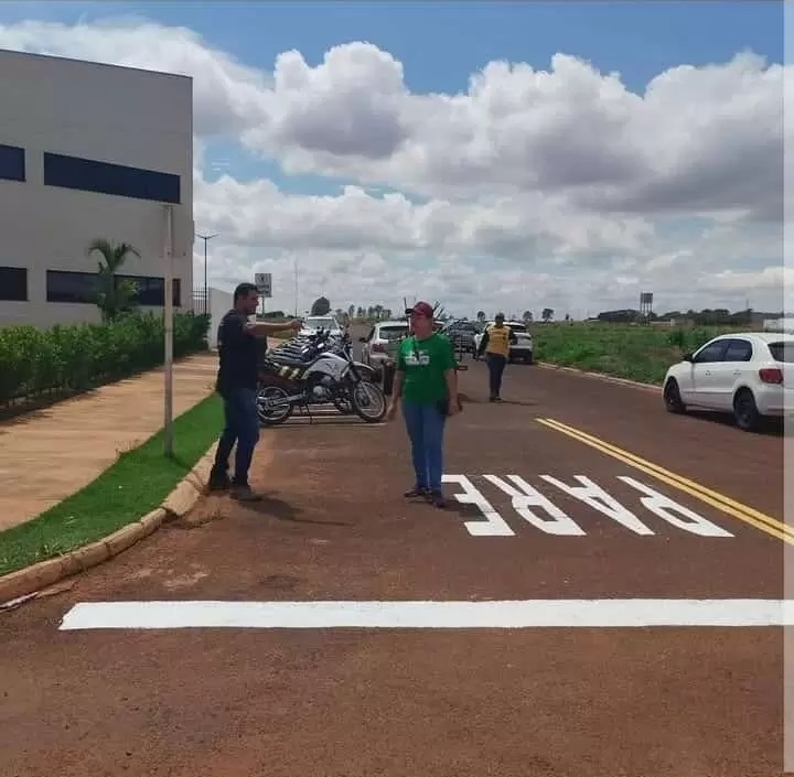 Chapadão do Sul realiza pintura de sinalização e construção de lombo-faixas